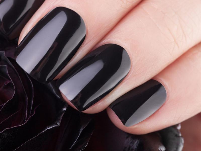 Czarny francuski manicure