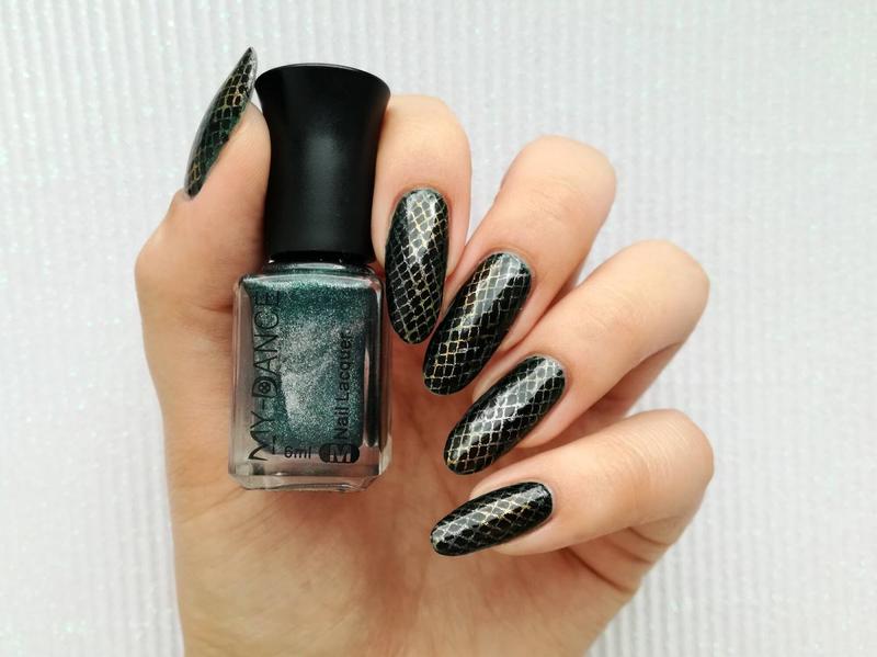 Manicure do ciemnozielonej sukienki