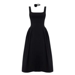 Jakie kolory paznokci najlepiej pasują do czarnej sukienki? Odkryj idealne połączenia!