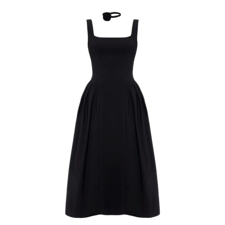 Jakie kolory paznokci najlepiej pasują do czarnej sukienki? Odkryj idealne połączenia!