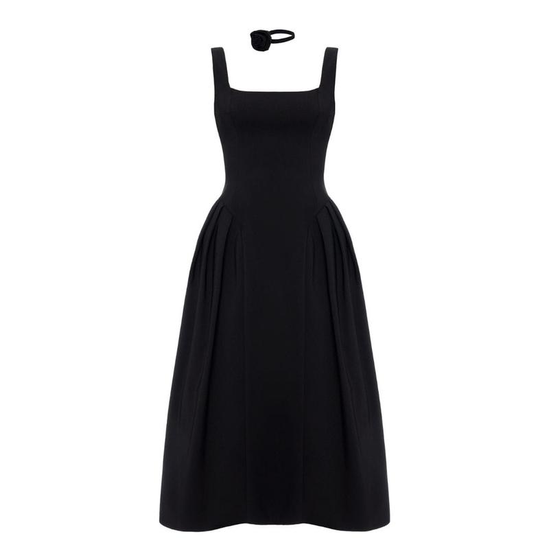 Jakie kolory paznokci najlepiej pasują do czarnej sukienki? Odkryj idealne połączenia!