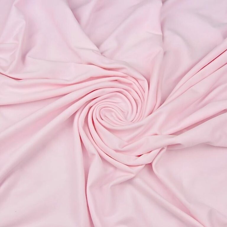 Klasyczna delikatność paznokci: odkryj ponadczasową elegancję pudrowego różu na dłoniach