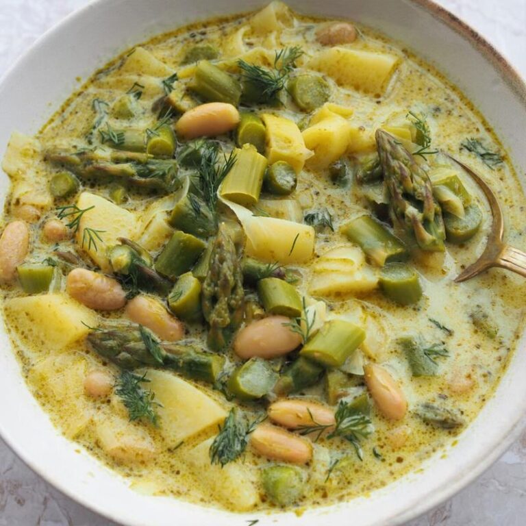 Kremowa zupa ze świeżych szparagów z krajanką, idealna na wiosenny obiad