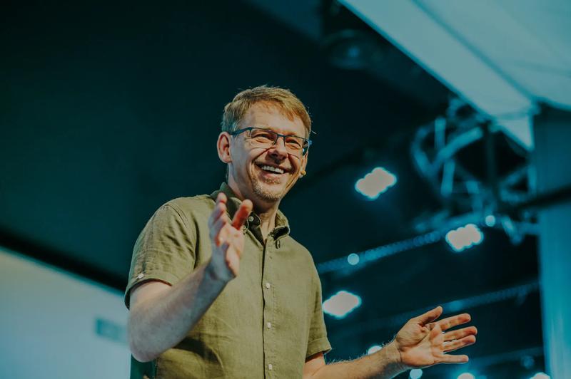 Mężczyzna płacze przy kobiecie