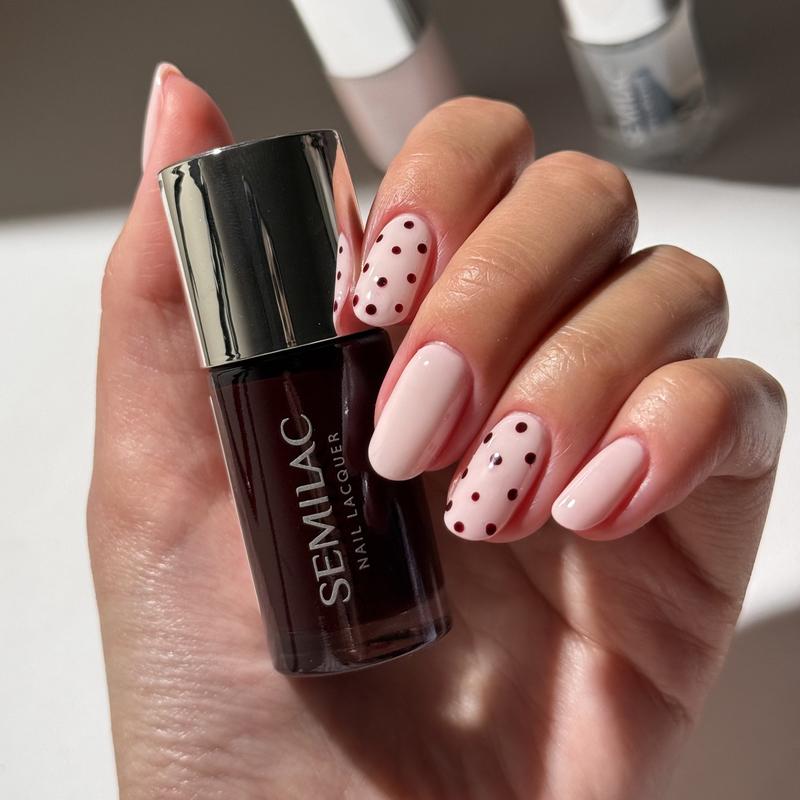 Nail art do zielonej sukienki