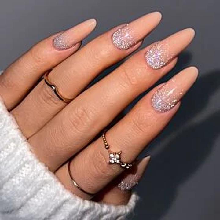 Paznokcie do brązowej sukienki