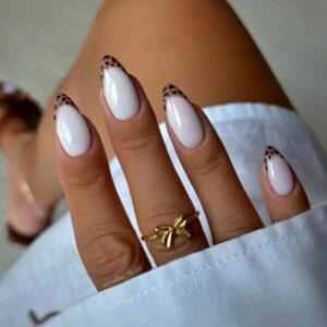 Hybrydy jesienne: odkryj modne i wytrzymałe paznokcie na chłodniejsze dni