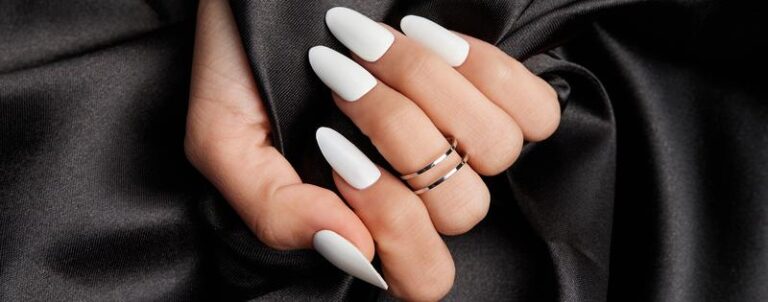 Jakie paznokcie do czarnej sukienki z złotymi dodatkami? Idealne stylizacje i kolorowe inspiracje!