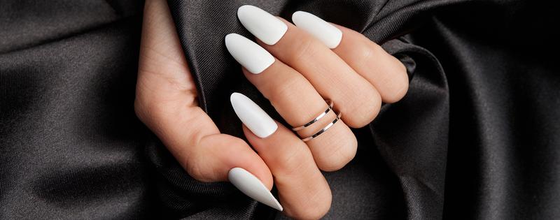 Jakie paznokcie do czarnej sukienki z złotymi dodatkami? Idealne stylizacje i kolorowe inspiracje!