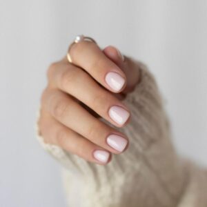 Subtelne inspiracje na delikatne paznokcie, które zachwycą każdego