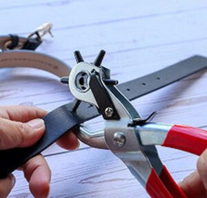 Jak samodzielnie wykonać dodatkową dziurkę w pasku – poradnik krok po kroku