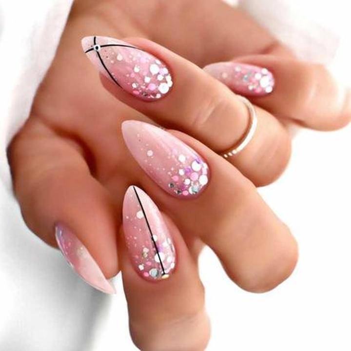 Paznokcie do cekinowej sukienki: Idealne kolory i kolorystyczne połączenia, które zachwycą