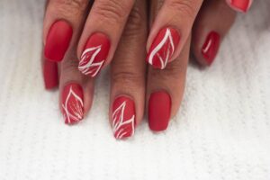 Zachwyć się: 5 stylowych czerwonych wzorów paznokci z ekskluzywnym akcentem złota