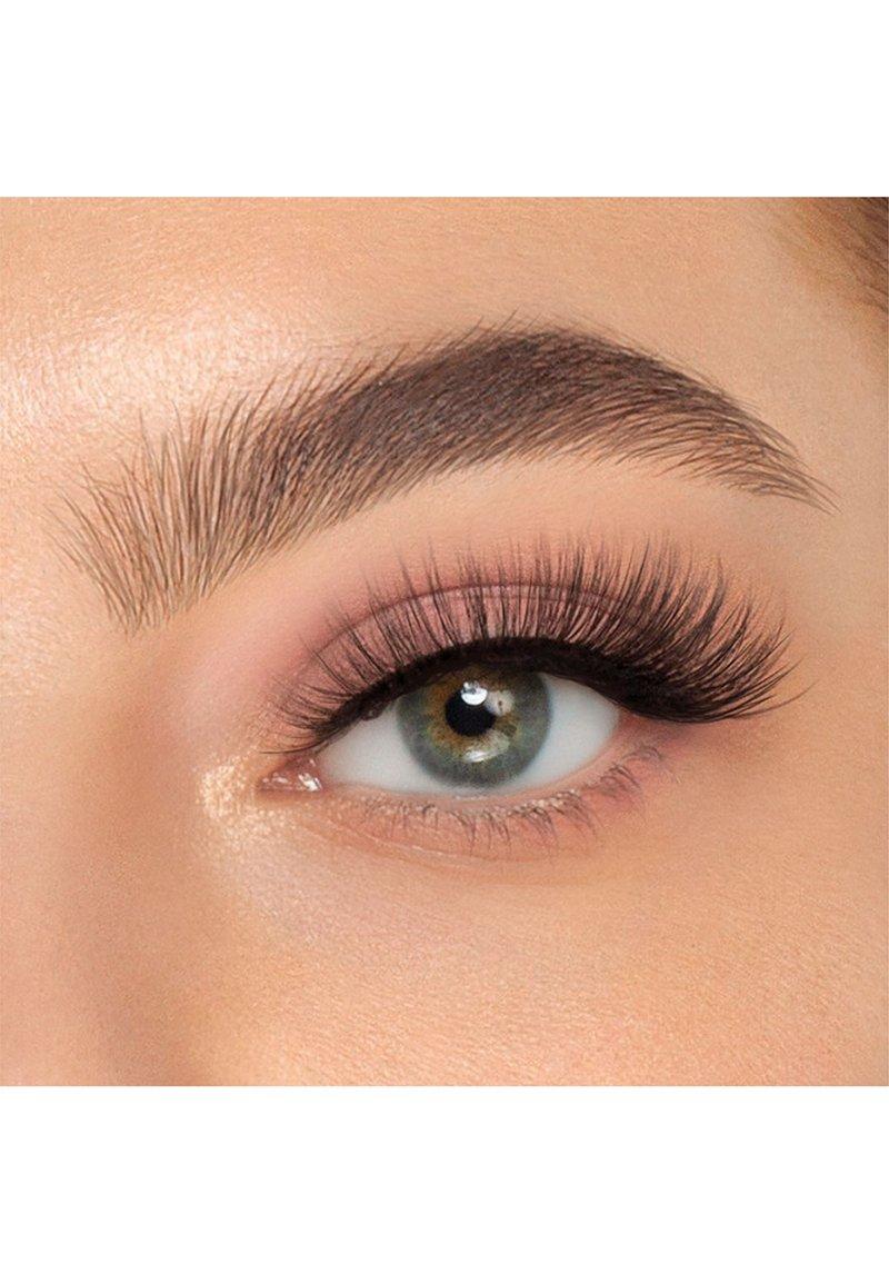 Stylizacja brwi a efekt spojrzenia