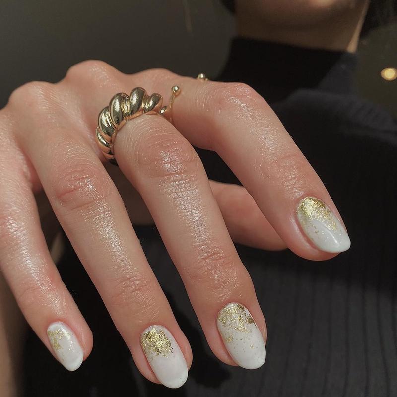 Idealne połączenia kolorystyczne paznokci do kremowej sukienki – jakimi kolorami zachwycić?