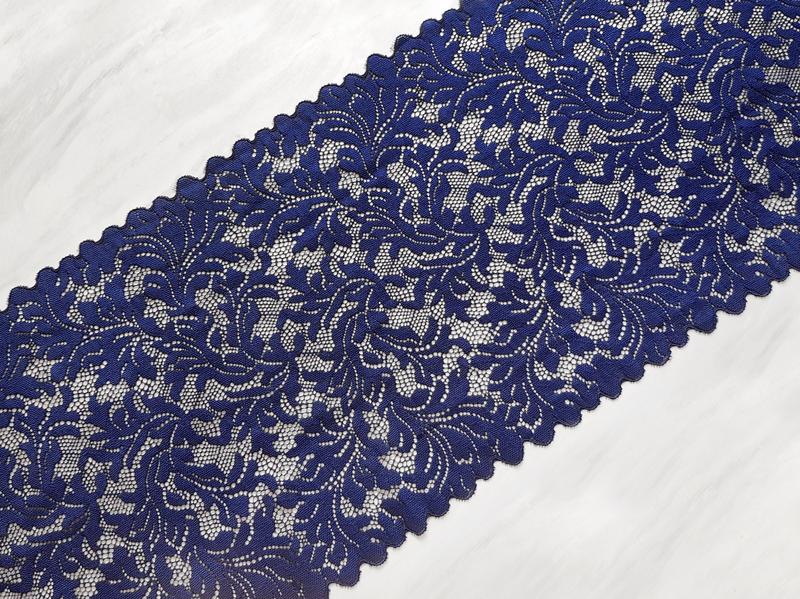 Jak efektownie przyszyć koronkę do dołu sukienki? Poradnik krok po kroku