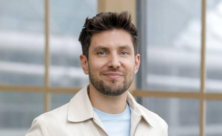 Kim jest Piotr Wojdylo, nowy prowadzący "Pytania na śniadanie"? Wiek, żona i dzieci w jednej historii