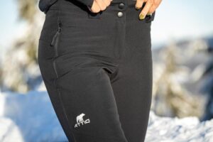 Zmieniaj styl – jak przyszyć late na spodnie w kilku prostych krokach