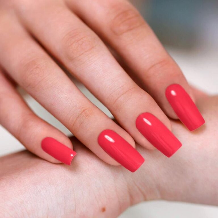 Koralowy lakier hybrydowy – wiosenny hit manicure, który musisz wypróbować!