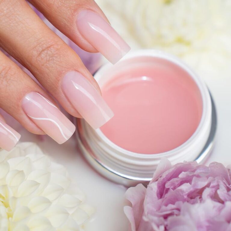 Jak profesjonalnie nakładać żel na paznokcie w domowych warunkach?