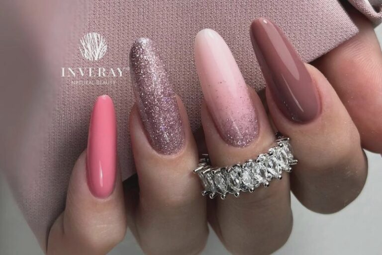 Jakie paznokcie do białą granatowej sukienki wybrać? Oto najlepsze połączenia kolorystyczne!